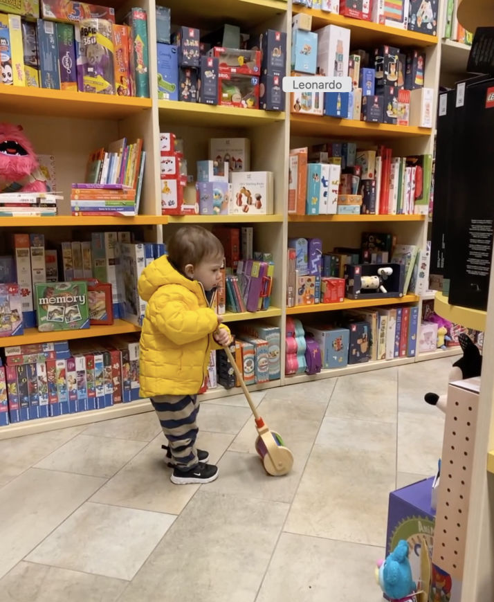 bambino con giocattoli al paese dei balocchi